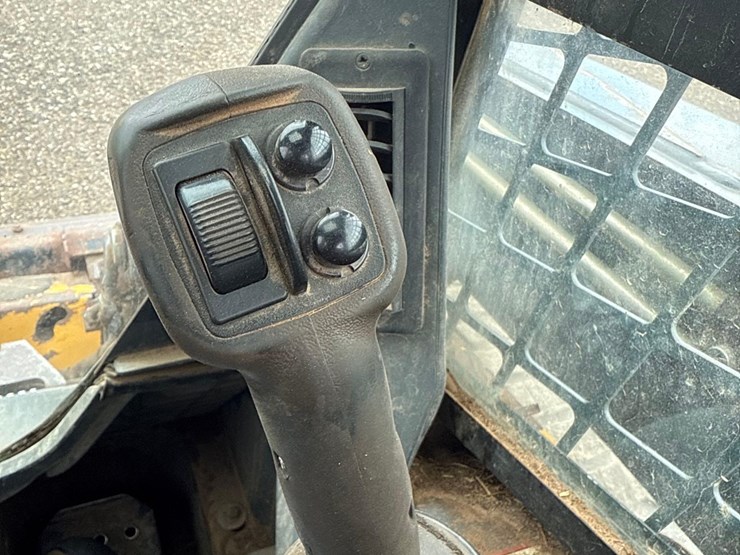 2012-deere-320d-image-12