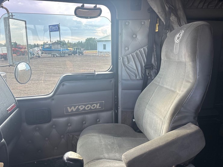 2004-kenworth-w900l-image-18