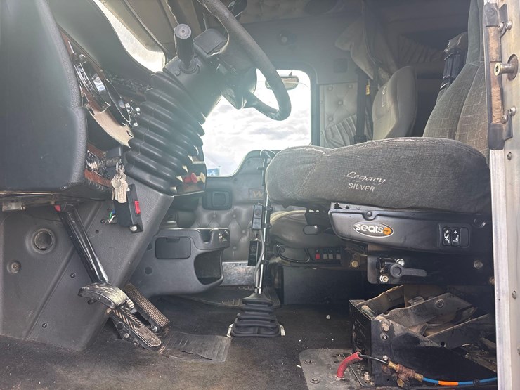 2004-kenworth-w900l-image-17