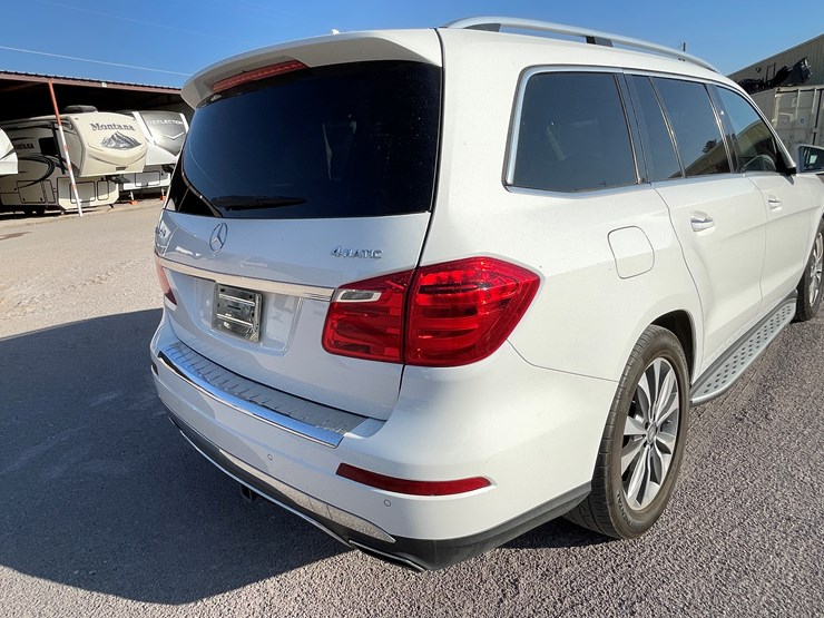 2015-mercedes-benz-gl450-image-25