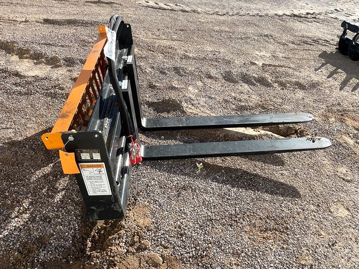 #2031-•-skid-steer-pallet-fork-hydraulic-adjustable-image-3