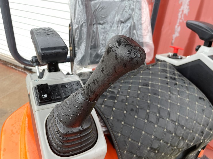 #2010-•-mini-excavator-image-15
