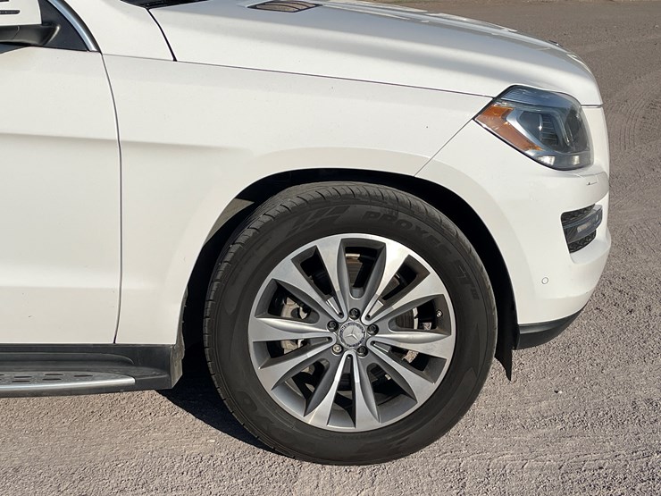 2015-mercedes-benz-gl450-image-21