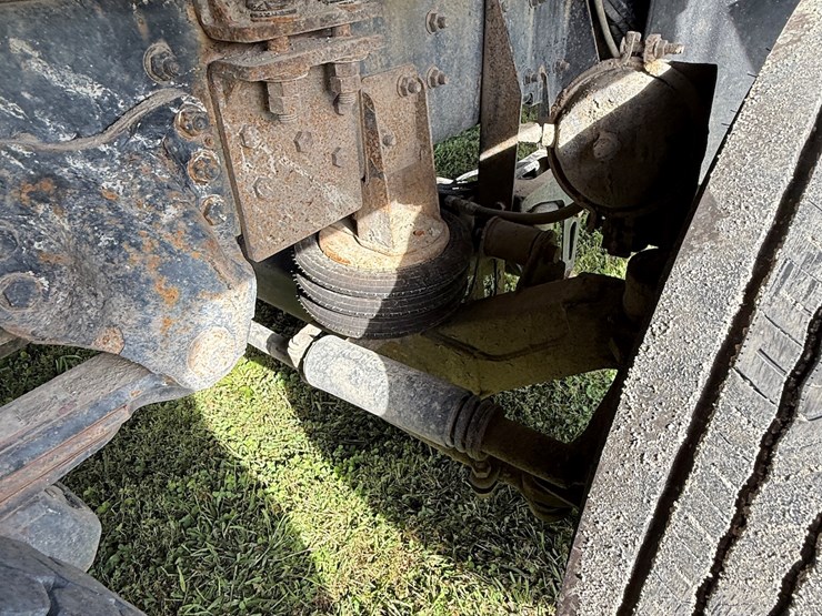 #17-•-2008-sterling-9500-tandem-axle-conventional-fuel-&-lube-truck-image-23