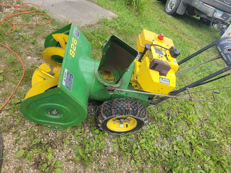 john-deere-826-gas-powered-snow-blower,-electric-or-pull-start,-tire-chains-image-1