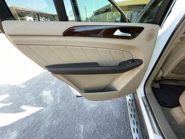 2015-mercedes-benz-gl450-image-39