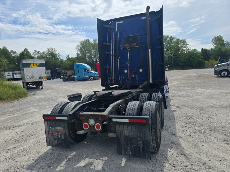 2019-freightliner-cascadia-126-image-16
