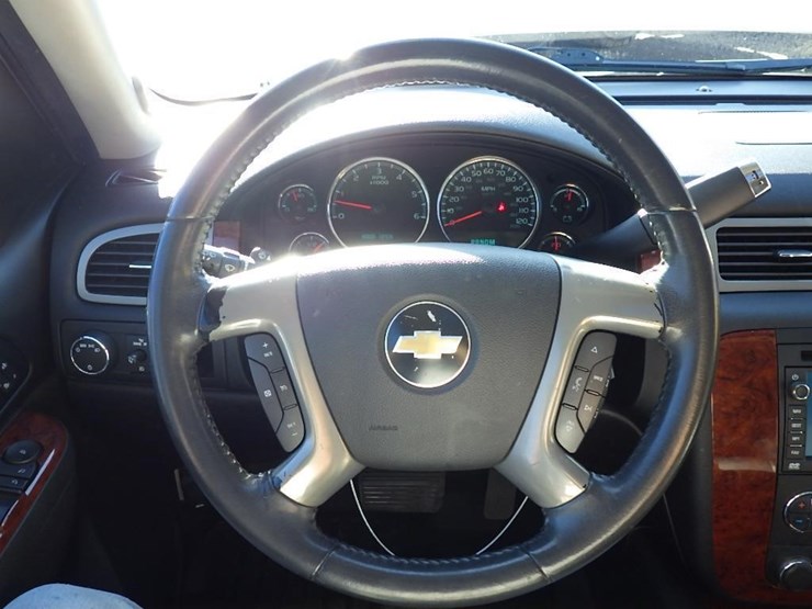 2011-chevrolet-tahoe-image-22