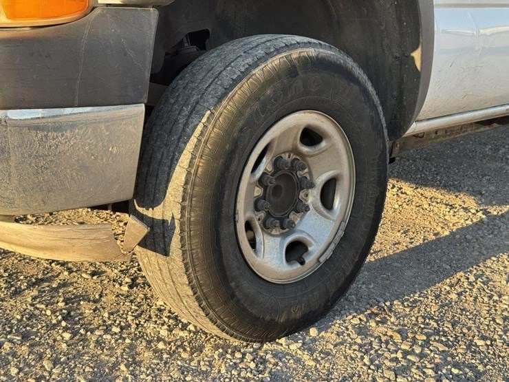2001-chevrolet-silverado-image-13