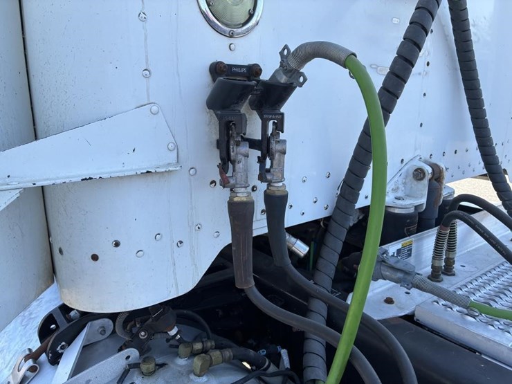 2013-peterbilt-384-image-9