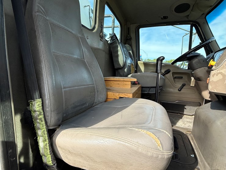 #17-•-2008-sterling-9500-tandem-axle-conventional-fuel-&-lube-truck-image-44