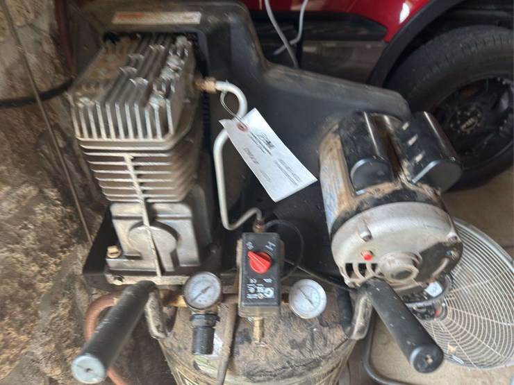 craftsman-27-gallon-upright-air-compressor,-150psi,-1.9hp,-7.2-scfm-at-40ps-image-3