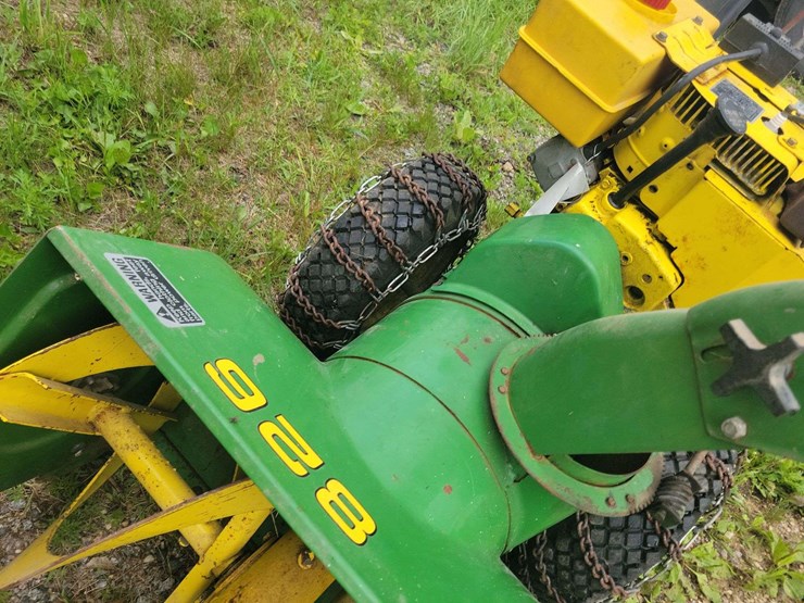 john-deere-826-gas-powered-snow-blower,-electric-or-pull-start,-tire-chains-image-13
