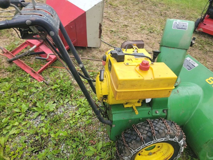 john-deere-826-gas-powered-snow-blower,-electric-or-pull-start,-tire-chains-image-2