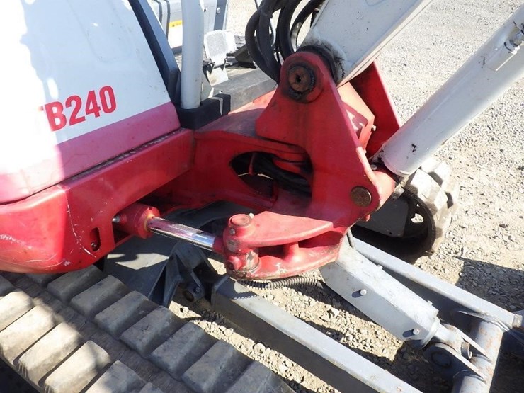takeuchi-tb240-image-17