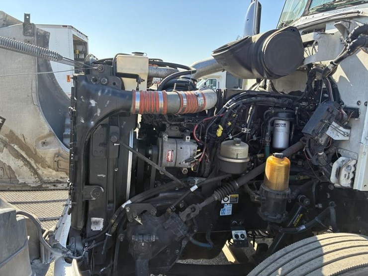 2013-peterbilt-384-image-10