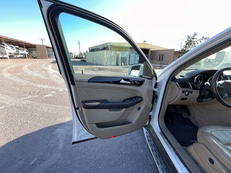 2015-mercedes-benz-gl450-image-32