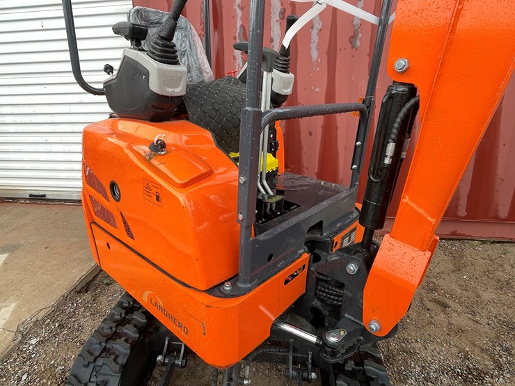 #2010-•-mini-excavator-image-11