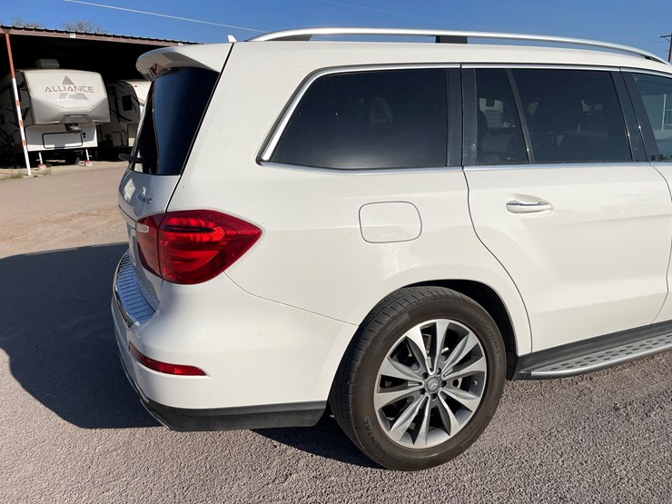 2015-mercedes-benz-gl450-image-24