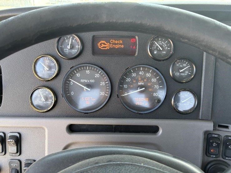 2013-peterbilt-384-image-19
