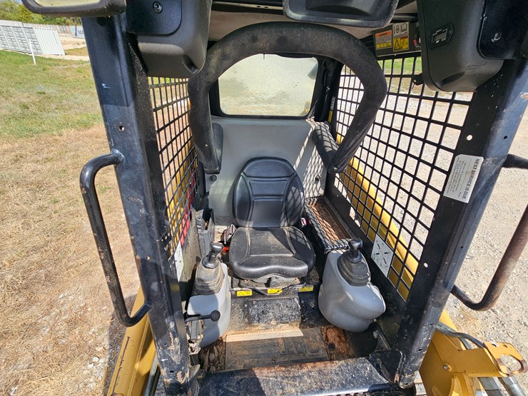 caterpillar-247b-image-32