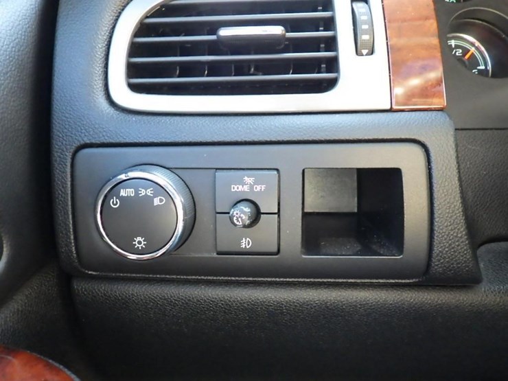 2011-chevrolet-tahoe-image-21