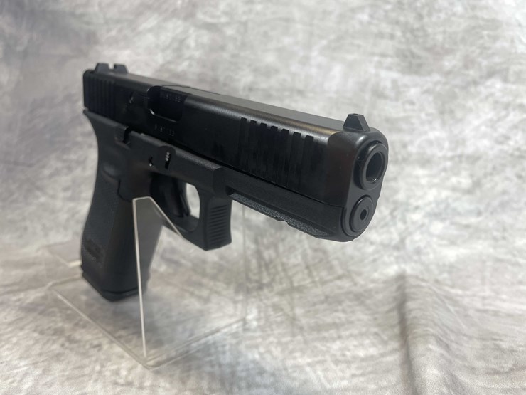 #5146-•-glock-g17-gen-5,-9mm-luger-pistol,-sn:-bvst133,-(neenah,-wi)-image-4