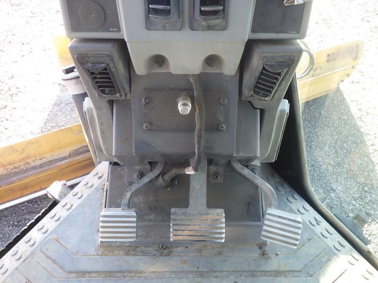 2013-caterpillar-140m2-image-41