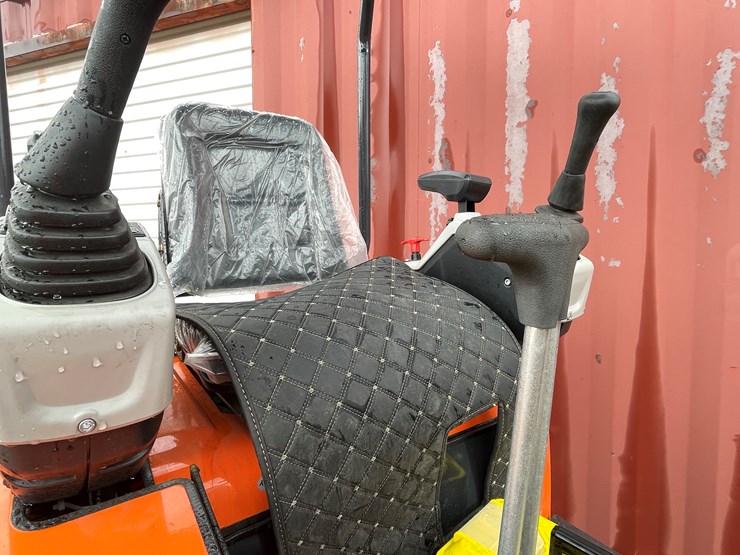 #2010-•-mini-excavator-image-17