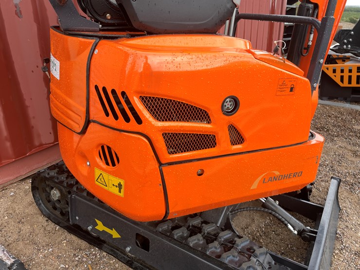 #2010-•-mini-excavator-image-8