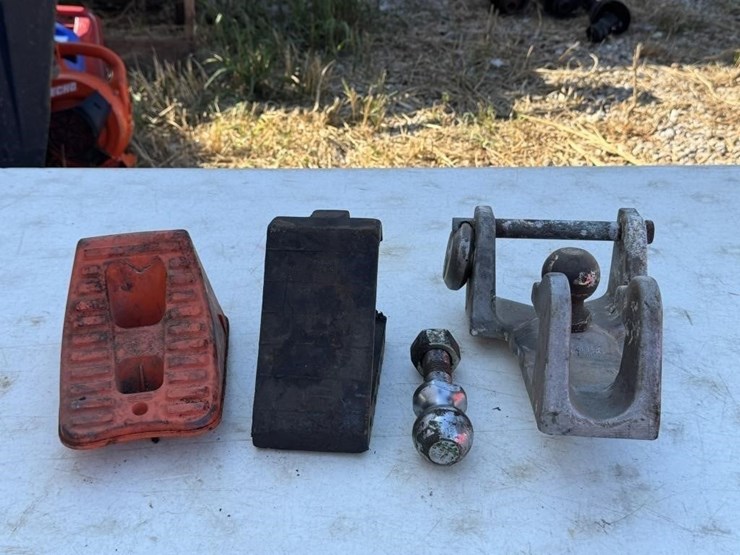 trailer-coupler-lock,-hitch-ball-&-wheel-chocks-image-1