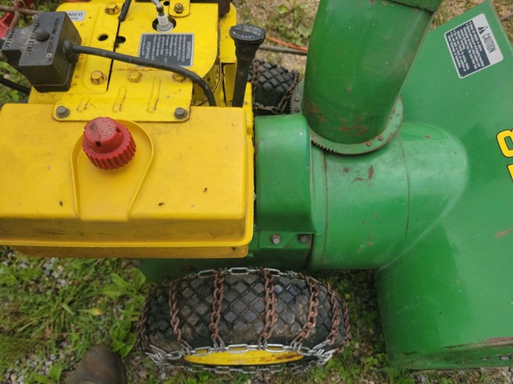 john-deere-826-gas-powered-snow-blower,-electric-or-pull-start,-tire-chains-image-4