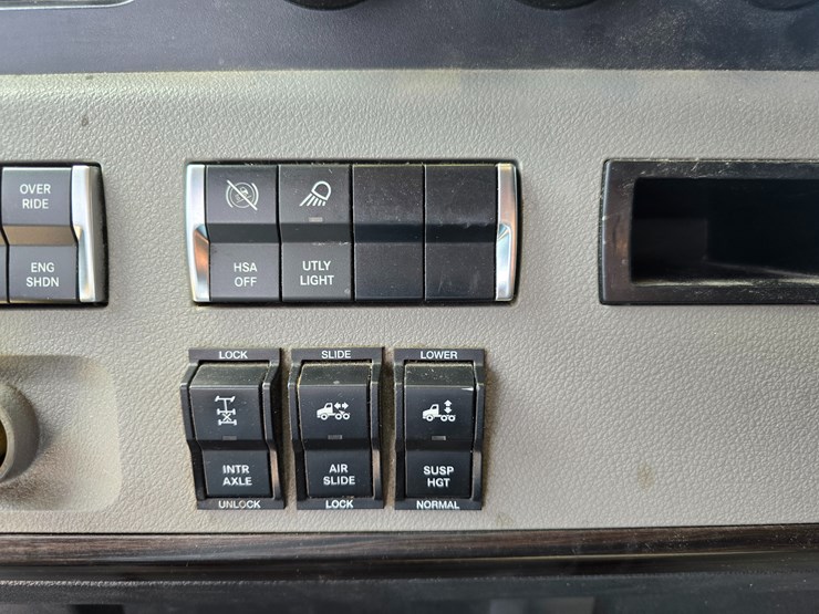 2019-freightliner-cascadia-126-image-64