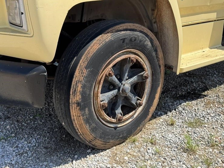 1993-ford-f70-image-18