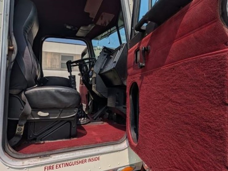 1993-peterbilt-357-image-18