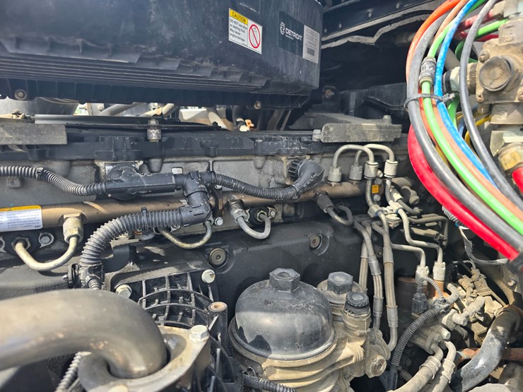 2019-freightliner-cascadia-126-image-38