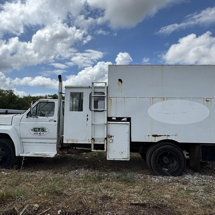 1992 FORD F70