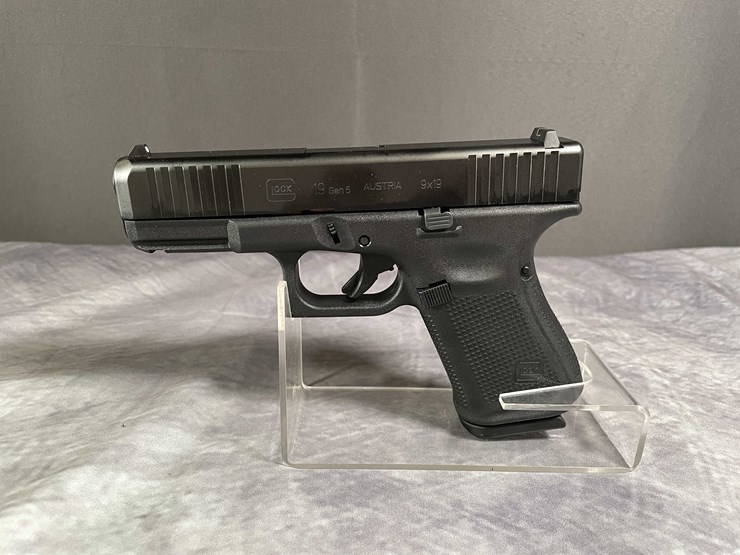 #5147-•-glock-g19-gen-5,-9mm-luger-pistol,-sn:-bsxe405,-(neenah,-wi)-image-3