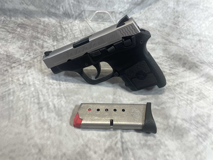 #5165-•-smith-&-wesson-bodyguard,-engraved-380-auto-pistol,-sn:-kes4008,-(neenah,-wi)-image-23