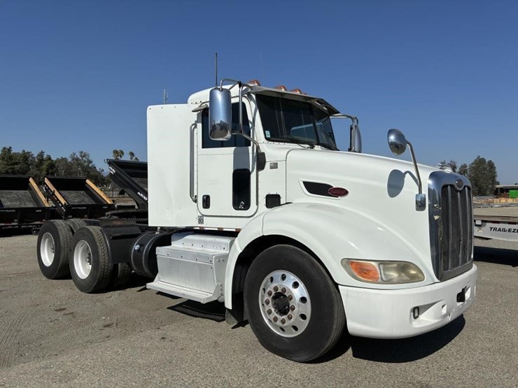 2013-peterbilt-384-image-2