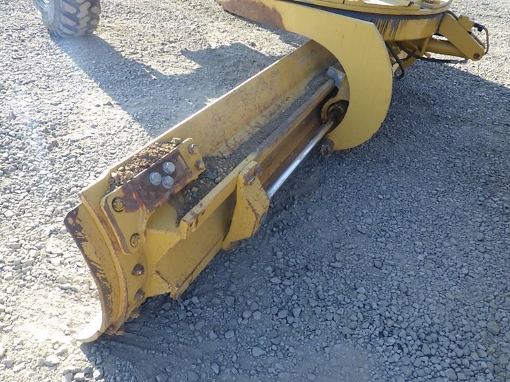 2013-caterpillar-140m2-image-23