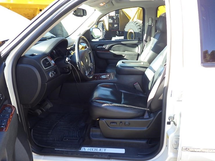 2011-chevrolet-tahoe-image-18