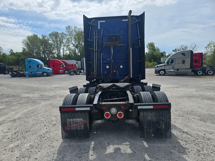 2019-freightliner-cascadia-126-image-15