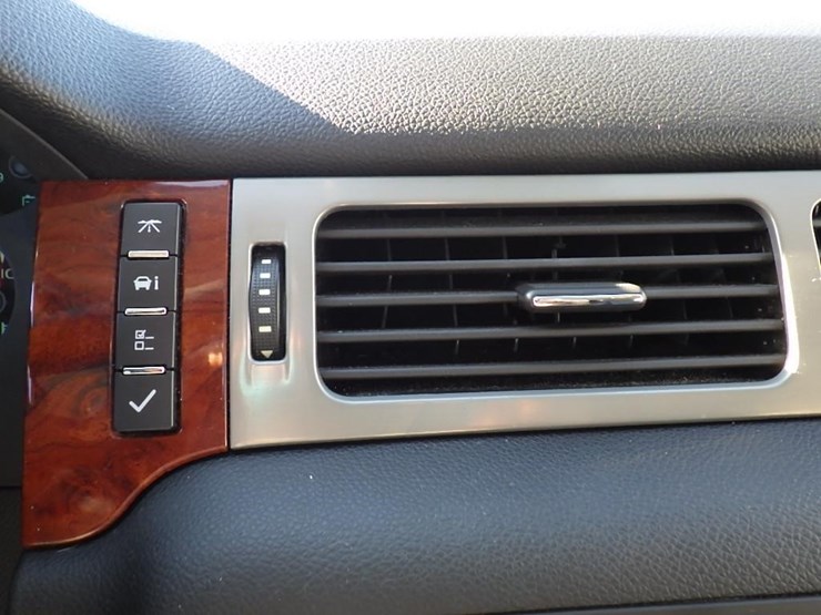 2011-chevrolet-tahoe-image-24