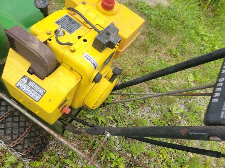 john-deere-826-gas-powered-snow-blower,-electric-or-pull-start,-tire-chains-image-10