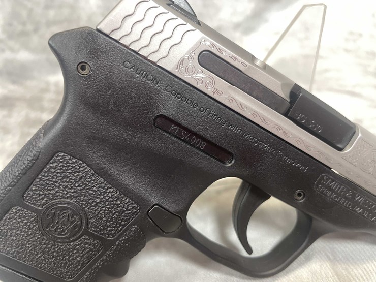 #5165-•-smith-&-wesson-bodyguard,-engraved-380-auto-pistol,-sn:-kes4008,-(neenah,-wi)-image-10