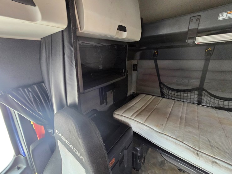 2019-freightliner-cascadia-126-image-77
