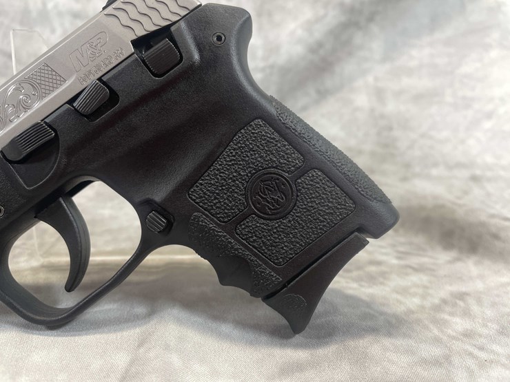 #5165-•-smith-&-wesson-bodyguard,-engraved-380-auto-pistol,-sn:-kes4008,-(neenah,-wi)-image-22