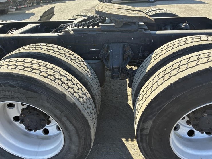 2013-peterbilt-384-image-7