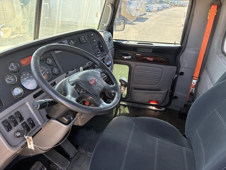 2013-peterbilt-384-image-15
